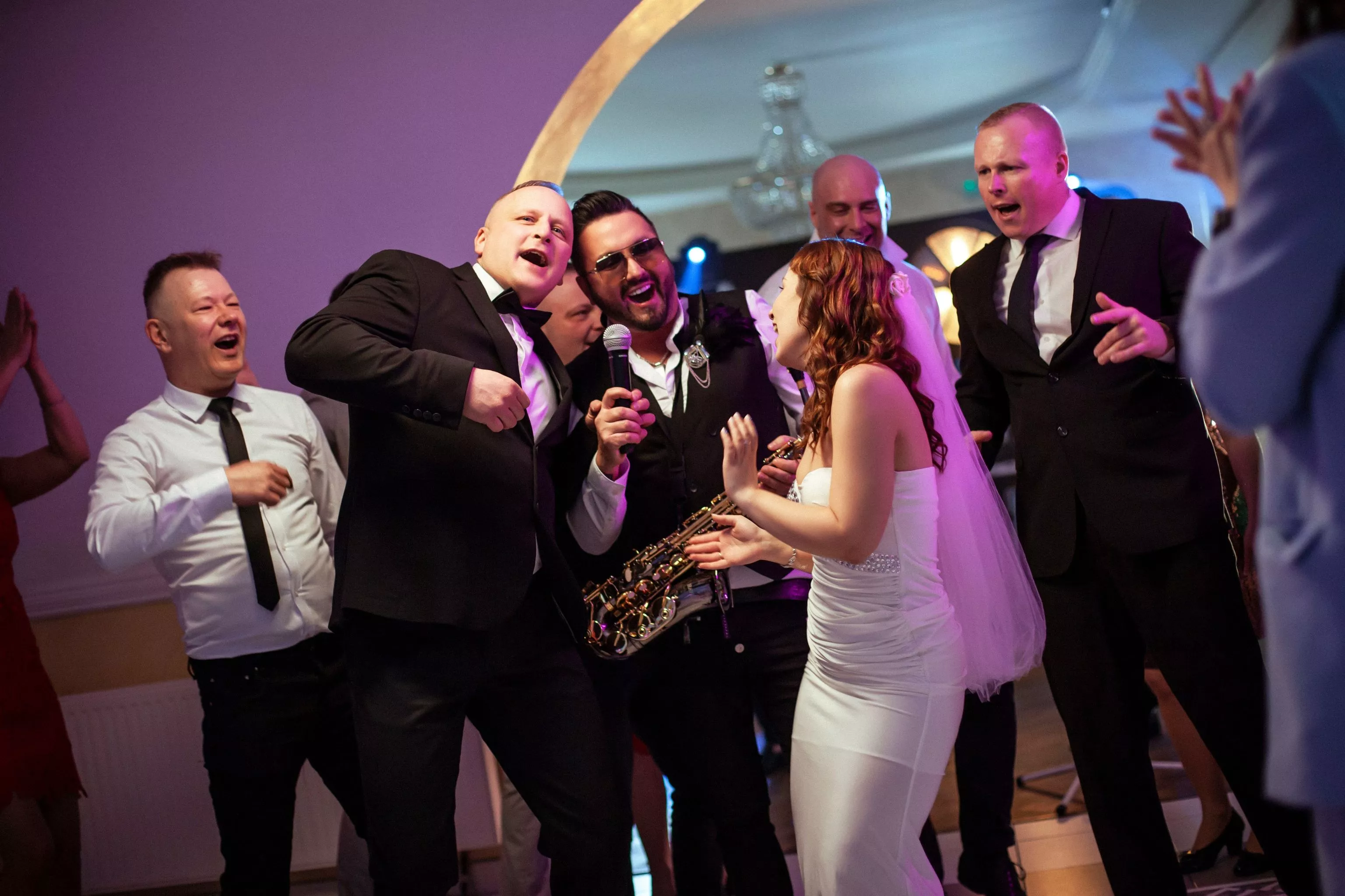 To będzie największy hit wesel w tym roku?! Andre stworzył muzyczną petardę pt. „Biała sukienka„